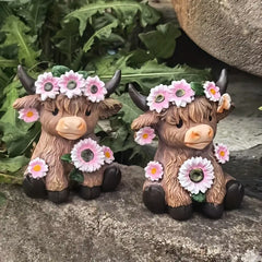 Cute Floral Highland Cow Resin Ornament, Dual Purpose Pen Holder & Mini Succulent Plant Pot, Rustic Desktop Decor Gift for Students Garden Lovers